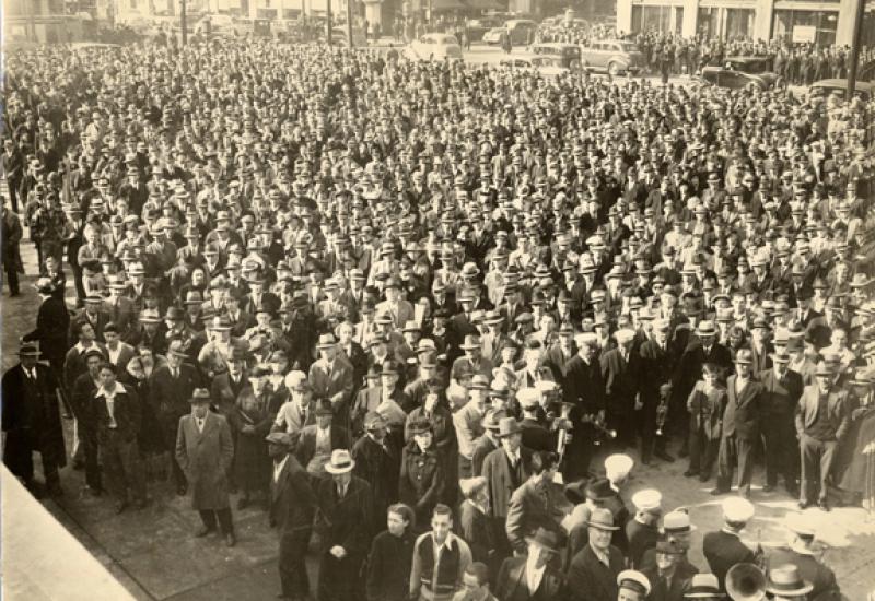 Crowd Gathers At The Opening Of The New Transbay Terminal (1939)